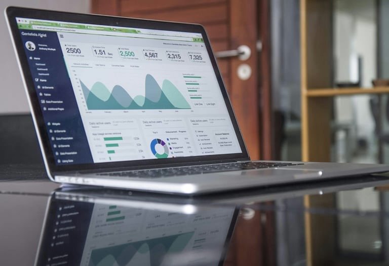 Laptop mit CRM-Dashboard und Auswertungen